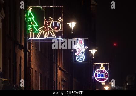 REDAKTIONELLE VERWENDUNG NUR die Enthüllung der diesjährigen Weihnachtsbeleuchtung in Soho, die von Kindern der Soho Parish School in Zusammenarbeit mit dem RIBA-Architekturbotschafter Antonio Capelao und Blachere Illumination UK, London, entworfen wurden. Bilddatum: Montag, 8. November 2021. Stockfoto