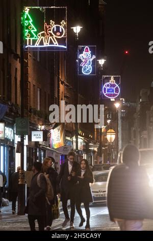 REDAKTIONELLE VERWENDUNG NUR die Enthüllung der diesjährigen Weihnachtsbeleuchtung in Soho, die von Kindern der Soho Parish School in Zusammenarbeit mit dem RIBA-Architekturbotschafter Antonio Capelao und Blachere Illumination UK, London, entworfen wurden. Bilddatum: Montag, 8. November 2021. Stockfoto