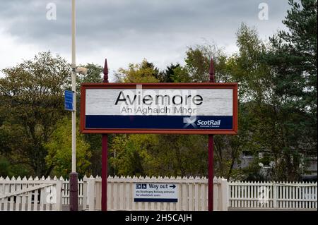 Aviemore, Schottland - 18. Oktober 2021: Das Schild zum Bahnhof Aviemore. Stockfoto