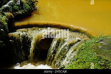 Kleiner Wasserfall mit Kaskaden in Fournas auf den azoren Stockfoto