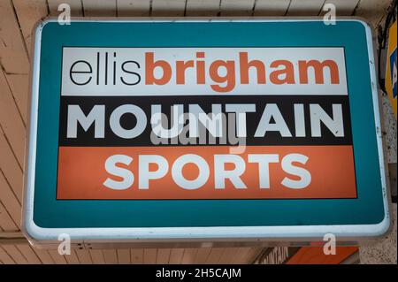 Aviemore, Schottland - 18. Oktober 2021: Das Schild für den Ellis Brigham Mountain Sports Store in Aviemore Stockfoto