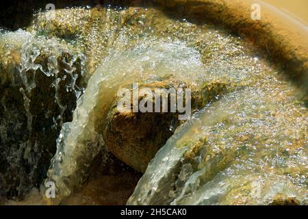 Kleiner Wasserfall mit Kaskaden in Fournas auf den azoren Stockfoto