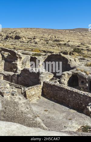 Der Höhlenkomplex Uplistsikhe in der Nähe von Gori, Georgia. Alte Felsenstadt und dreischiffige Basilika im Osten Georgiens. Georgische Gourmets Wahrzeichen Stockfoto