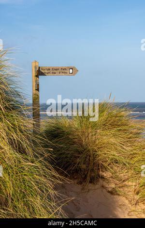 burnham overy staith, Wegweiser für den hölzernen Küstenweg, Sanddünen am Strand, norfolk-Küstenweg, Wanderzeichen, Wanderweg im Norden von norfolk, Holzschild Stockfoto