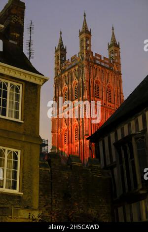 Gloucester, Großbritannien. 8th. November 2021. Der Turm der Gloucester Cathedral wurde als ein Akt der Erinnerung mit roten Lichtern beleuchtet. Der Turm aus dem 15th. Jahrhundert ist ein zentraler Punkt für Menschen, die sich an diejenigen erinnern, die in früheren Konflikten ihr Leben gegeben haben. Der Turm aus den Innenhöfen Stockfoto