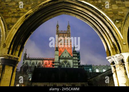 Gloucester, Großbritannien. November 2021. Der Turm der Gloucester Cathedral wurde als ein Akt der Erinnerung mit roten Lichtern beleuchtet. Der Turm aus dem 15. Jahrhundert ist ein zentraler Punkt für Menschen, die sich an diejenigen erinnern, die in früheren Konflikten ihr Leben gegeben haben. Kredit: JMF Nachrichten/Alamy Live Nachrichten Stockfoto