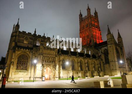 Gloucester, Großbritannien. November 2021. Der Turm der Gloucester Cathedral wurde als ein Akt der Erinnerung mit roten Lichtern beleuchtet. Der Turm aus dem 15. Jahrhundert ist ein zentraler Punkt für Menschen, die sich an diejenigen erinnern, die in früheren Konflikten ihr Leben gegeben haben. Kredit: JMF Nachrichten/Alamy Live Nachrichten Stockfoto