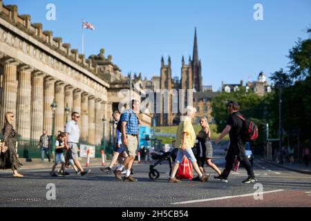 The Mound Hill, Edinburgh, Schottland. Verbindung von Edinburghs Neu- und Altstadt. An einem warmen Sommertag. Stockfoto