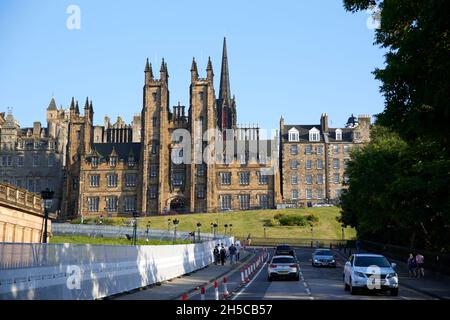 The Mound Hill, Edinburgh, Schottland. Verbindung von Edinburghs Neu- und Altstadt. An einem warmen Sommertag. Stockfoto