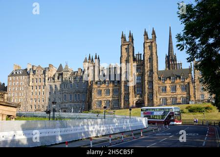 The Mound Hill, Edinburgh, Schottland. Verbindung von Edinburghs Neu- und Altstadt. An einem warmen Sommertag. Stadtbus Edinburgh Stockfoto