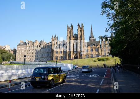 The Mound Hill, Edinburgh, Schottland. Verbindung von Edinburghs Neu- und Altstadt. An einem warmen Sommertag. UK Taxi auf dem Hügel. Stockfoto