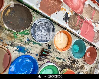 Nahaufnahme von schmutzigen Aquarellfarben Stockfoto