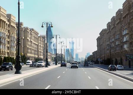 Aserbaidschan Baku . 14. 05 .2021 . Heydar Aliyev Ave. Fünfstöckige moderne Häuser an der Seite der Asphaltstraße. Vierspurige Autobahn . Stockfoto