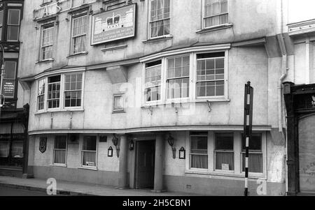 60er Jahre, historisch, Außenansicht des Royal Castle Hotel, Dartmouth, Devon, England, Großbritannien. Zu den Gästen, die in diesem historischen Hotel übernachtet haben, gehören Queen Victoria, Sir Francis Drake und Mary II von England. Stockfoto