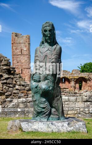 Statue des Heiligen Cuthbert im Priorat von Lindisfarne auf der Heiligen Insel, vor der Küste von Northumberland im Nordosten Englands, Großbritannien. Stockfoto