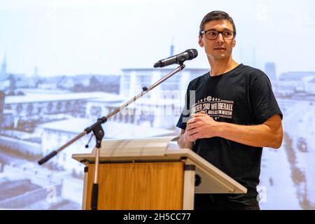 Gelsenkirchen, Deutschland. November 2021. Benjamin Munkert von der Initiative 'Wildenbruchplatz Ort der Erinnerung' wird bei einer Veranstaltung sprechen. Eine Arbeitsgruppe aus Fans, Mitarbeitern des Fanprojekts Schalke und des FC Schalke 04, in Zusammenarbeit mit Historikern des Instituts für Stadtgeschichte Gelsenkirchen (ISG), Hat Anfang 1942 nach Spuren der größten Deportation von Gelsenkirchener Juden gesucht und am Schicksal der entrechteten Menschen gearbeitet. Kredit: David Inderlied/dpa/Alamy Live Nachrichten Stockfoto