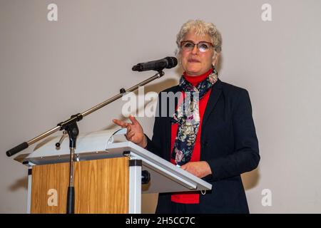 Gelsenkirchen, Deutschland. November 2021. Judith Neuwald-Tasbach, Vorsitzende der jüdischen Gemeinde, wird bei einer Veranstaltung sprechen. Eine Arbeitsgruppe aus Fans, Mitarbeitern des Schalke Fan Project und des FC Schalke 04, in Zusammenarbeit mit Historikern des Instituts für Stadtgeschichte Gelsenkirchen (ISG), Hat Anfang 1942 nach Spuren der größten Deportation von Gelsenkirchener Juden gesucht und am Schicksal der entrechteten Menschen gearbeitet. Kredit: David Inderlied/dpa/Alamy Live Nachrichten Stockfoto