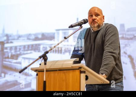 Gelsenkirchen, Deutschland. November 2021. Dr. Daniel Schmidt, Institut für Stadtgeschichte, wird bei einer Veranstaltung sprechen. Eine Arbeitsgruppe aus Fans, Mitarbeitern des Schalke Fan Project und des FC Schalke 04, in Zusammenarbeit mit Historikern des Instituts für Stadtgeschichte Gelsenkirchen (ISG), Hat Anfang 1942 nach Spuren der größten Deportation von Gelsenkirchener Juden gesucht und am Schicksal der entrechteten Menschen gearbeitet. Kredit: David Inderlied/dpa/Alamy Live Nachrichten Stockfoto