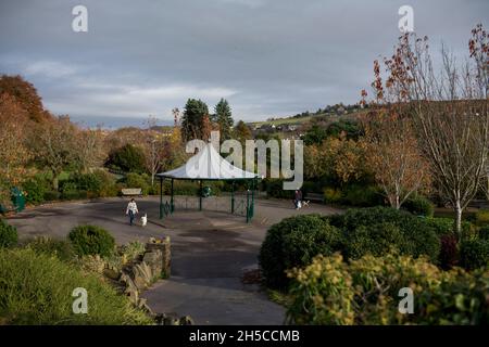 Haworth ist ein Touristenziel, das für seine Verbindung mit den Schwestern von Brontë und das erhaltene Erbe Keighley und Worth Valley Railway bekannt ist. Das Dorf liegt in den Pennine Hills von West Yorkshire in Großbritannien und ist bekannt für seine steile Kopfsteinpflasterstraße. Stockfoto