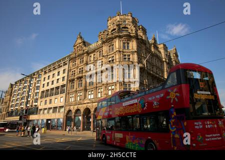 Edinburgh Jenners Building und Touristenbus, Princes Street Stockfoto