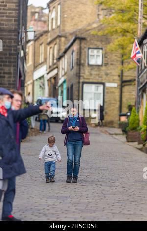 Haworth ist ein Touristenziel, das für seine Verbindung mit den Schwestern von Brontë und das erhaltene Erbe Keighley und Worth Valley Railway bekannt ist. Das Dorf liegt in den Pennine Hills von West Yorkshire in Großbritannien und ist bekannt für seine steile Kopfsteinpflasterstraße. Stockfoto