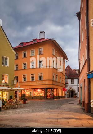 Füssen, 27. September 2015: Abendliche Straßenszene in der Stadt Füssen Stockfoto