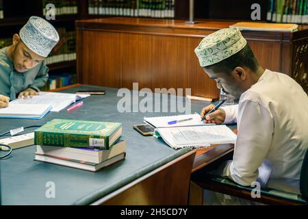 4. Dezember 2016, Maskat, Oman: Ein junger muslim studiert an der Moschee Muhammad al-Amin Bibliothek Stockfoto