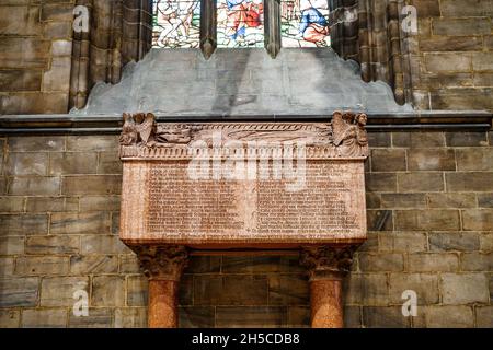 Steinplatte mit Inschriften auf dem Sockel im Dom. Mailand, Italien Stockfoto