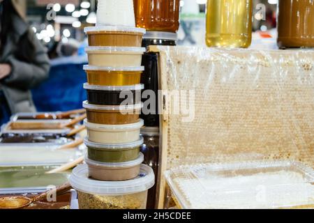 Machatschkala, Russland - Oktober 2021: Urbech und Honig werden auf dem Lebensmittelmarkt in der Stadt Machatschkala der Republik Dagestan verkauft. Stockfoto