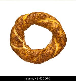 Traditioneller türkischer Sesambagel (Simit) auf isoliertem weißem Hintergrund Stockfoto