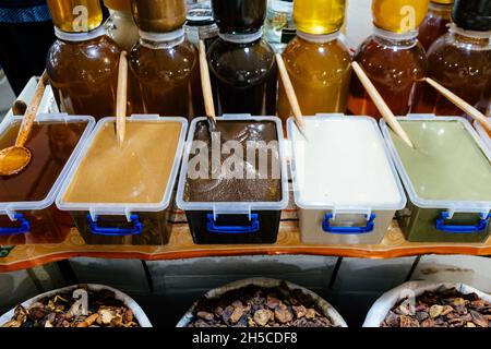 Machatschkala, Russland - Oktober 2021: Honig und Urbech (Nussbutter) werden auf dem Lebensmittelmarkt in der Stadt Machatschkala der Republik Dagestan verkauft. Stockfoto