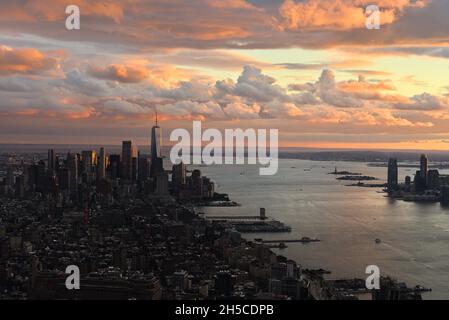 Sonnenuntergang über der Innenstadt von New York City Stockfoto