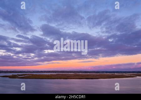 Hackensack Riverbank NJ Aerial - Luftaufnahme während der blauen Stunde vor Sonnenaufgang. Dieses Bild ist auch in Farbe sowie in schwarz und weiß erhältlich Stockfoto