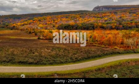 Mohonk House Gunk Mountains Aerial - Luftaufnahme aus dem Osten während des Herbstes Laub Pracht Farben zu NY Paltz Point Shawangunk Mountains mit Moh Stockfoto