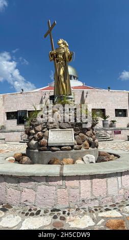 EL SANTUARIO JALISCO, MEXIKO - 12. Oktober 2021: Eine vertikale Aufnahme der Statue in der Nähe des Tempels des heiligen Herzens Jesu in El Santuario, Mexiko Stockfoto