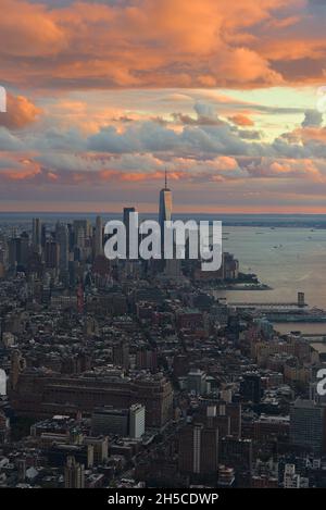 Sonnenuntergang über der Innenstadt von New York City Stockfoto