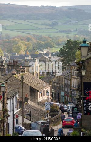 Haworth ist ein Touristenziel, das für seine Verbindung mit den Schwestern von Brontë und das erhaltene Erbe Keighley und Worth Valley Railway bekannt ist. Das Dorf liegt in den Pennine Hills von West Yorkshire in Großbritannien und ist bekannt für seine steile Kopfsteinpflasterstraße. Stockfoto