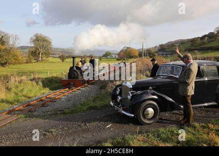 Hunslet 'Winifred' passiert am 7.11.21 Ivo Peters Bentley in der Nähe von Llanuwchllyn. Stockfoto