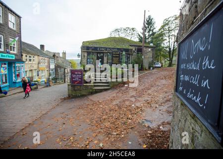 Haworth ist ein Touristenziel, das für seine Verbindung mit den Schwestern von Brontë und das erhaltene Erbe Keighley und Worth Valley Railway bekannt ist. Das Dorf liegt in den Pennine Hills von West Yorkshire in Großbritannien und ist bekannt für seine steile Kopfsteinpflasterstraße. Stockfoto