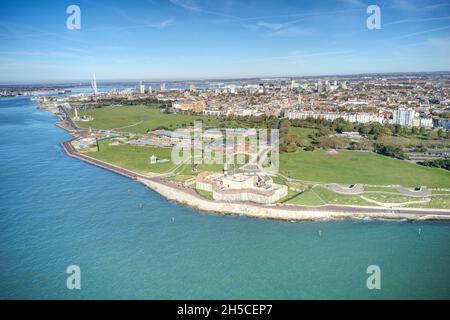 Luftaufnahme von Southsea Castle mit der Strandpromenade im Blick, die entlang der Strandpromenade von Southsea Common verläuft.Luftaufnahme. Stockfoto