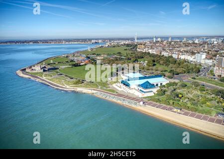 Das Pyramid Center neben dem Strand an der Südseesefront mit Blick auf Southsea Common. Luftaufnahme. Stockfoto