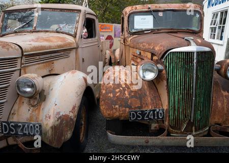 Vintage Pick-up Trucks an der Three Creeks Tankstelle, Burkes Pass, MacKenzie Country, Canterbury, South Island, Neuseeland Stockfoto