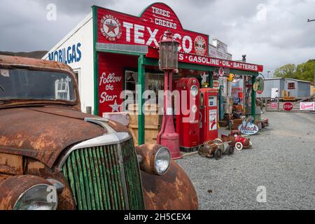 Vintage Pick-up Trucks an der Three Creeks Tankstelle, Burkes Pass, MacKenzie Country, Canterbury, South Island, Neuseeland Stockfoto