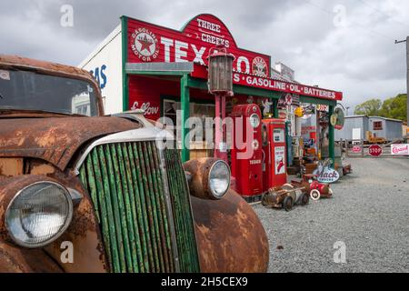 Vintage Pick-up Trucks an der Three Creeks Tankstelle, Burkes Pass, MacKenzie Country, Canterbury, South Island, Neuseeland Stockfoto