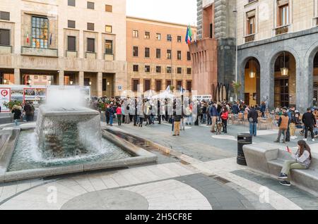 Varese, Lombardei, Italien - 6. November 2021: Italienische Menschen demonstrieren gegen Green Pass oder Gesundheitspass und gegen die obligatorische Impfung am Th Stockfoto