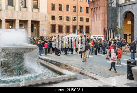 Varese, Lombardei, Italien - 6. November 2021: Italienische Menschen demonstrieren gegen Green Pass oder Gesundheitspass und gegen die obligatorische Impfung am Th Stockfoto