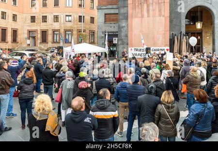 Varese, Lombardei, Italien - 6. November 2021: Italienische Menschen demonstrieren gegen Green Pass oder Gesundheitspass und gegen die obligatorische Impfung am Th Stockfoto