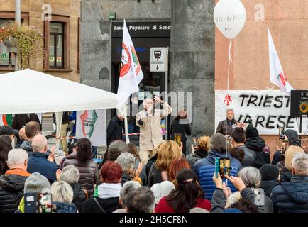 Varese, Lombardei, Italien - 6. November 2021: Italienische Menschen demonstrieren gegen Green Pass oder Gesundheitspass und gegen die obligatorische Impfung am Th Stockfoto