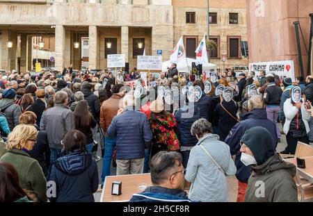 Varese, Lombardei, Italien - 6. November 2021: Italienische Menschen demonstrieren gegen Green Pass oder Gesundheitspass und gegen die obligatorische Impfung am Th Stockfoto