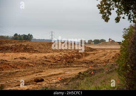 Great Missenden, Großbritannien. November 2021. Die HS2-Bauarbeiten an der High Speed Rail in Great Missenden an der Leather Lane werden fortgesetzt. Für die HS2 Leather Lane Overbridge wird eine Haul Road gebaut. Nach der Lobbyarbeit der Einheimischen von der „Save the Leather Lane Tree“-Kampagne haben die HS2-Vertragspartner EKFB ihre Pläne für „Leather Lane“ geändert, was bedeutet, dass etwa 50 % weniger Bäume von HS2 gefällt werden, aber die Abwertung der lokalen Landschaft durch HS2 ist immens. Quelle: Maureen McLean/Alamy Live News Stockfoto